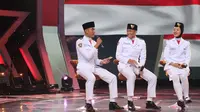 Ketiga Paskibraka Nasional 2019 yang berasal dari Tim Merah dan Tim Putih diajak bermain gim membuat sebuah lirik dari satu kata yang diberikan pembawa acara (Aditya Eka Prawira/Liputan6.com)