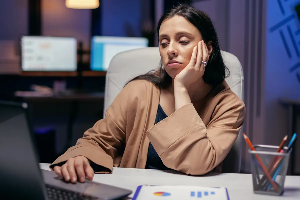 Zodiak yang Paling Sering Overthinking soal Karier - Cover