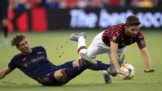 Penyerang AC Milan, Fabio Borini (kanan) terjatuh usai dilanggar gelandang Bayern Munchen, Leon Goretzka selama pertandingan International Champions Cup 2019 di Kansas City, Amerika Serikat (24/7/2019). AC Milan kalah tipis 1-0 atas Munchen berkat gol Leon Goretzka. (AP Photo/Orlin Wagner)