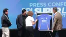 Director of Emtek Media Harsiwi Achmad menandatangani jersey yang akan digunakan dalam kompetisi BRI Super League 2026/2027 di SCTV Tower, Jakarta, Selasa (1/9/2026). (KLY/Budy Santoso)