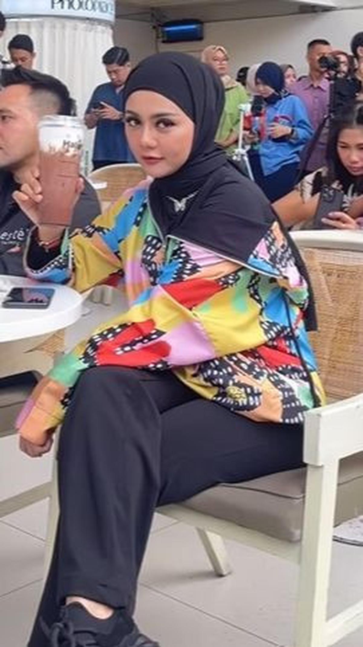 Jenita Janet dengan Usaha Esteh&nbsp;&nbsp;