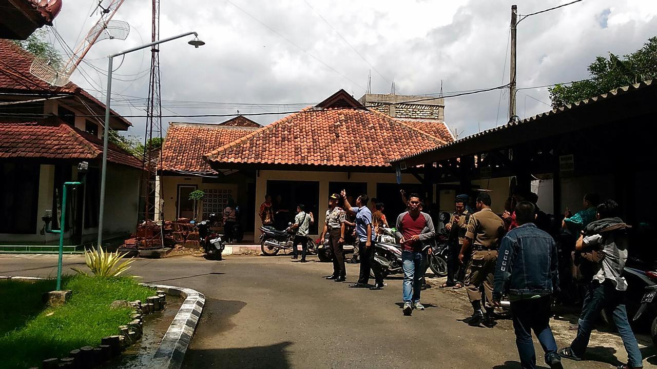 Tower Roboh, Seisi Gedung DPRD Sumenep Kocar - Kacir