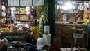 Pedagang menunggui dagangannya di Pasar Tebet Timur, Jakarta, Rabu (11/8/2021). Pemerintah Provinsi (Pemprov) DKI Jakarta memutuskan untuk menjadikan sertifikat vaksinasi Covid-19 sebagai syarat memasuki berbagai tempat umum, termasuk pasar tradisional. (Liputan6.com/Faizal Fanani)