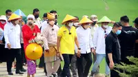 Menteri Pariwisata dan Ekonomi Kreatif (Menparekraf) Sandiaga Uno, bersama Gubernur Sumatera Utara (Sumut), Edy Rahmayadi, dan Bupati Deli Serdang, Ashari Tambunan, mengunjungi Agrowisata Paloh Naga