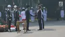 Presiden Joko Widodo (Jokowi) memberikan selamat kepada perwakilan Perwira saat memimpin upacara Prasetya Perwira (Praspa) TNI dan Polri angkatan 2019 di Istana Merdeka, Kamis (16/7/2019). Jokowi melantik 781 perwira TNI dan Polri angkatan 2019 di Halaman Istana. (Liputan6.com/Angga Yuniar)