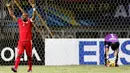 Ekspresi pemain Indonesia, Boaz Solossa, kontras dengan kiper Vietnam setelah kebobolan gawangnya dalam laga leg pertama semifinal Piala AFF 2016 di Stadion Pakansari, Bogor, Sabtu (3/12/2016). (Bola.com/Peksi Cahyo)