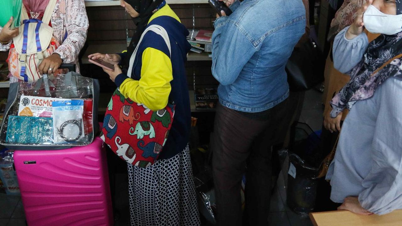 Pihak keamanan juga sempat menutup sementara Toko Buku Gunung Agung karena pengunjung sudah terlalu  membludak.