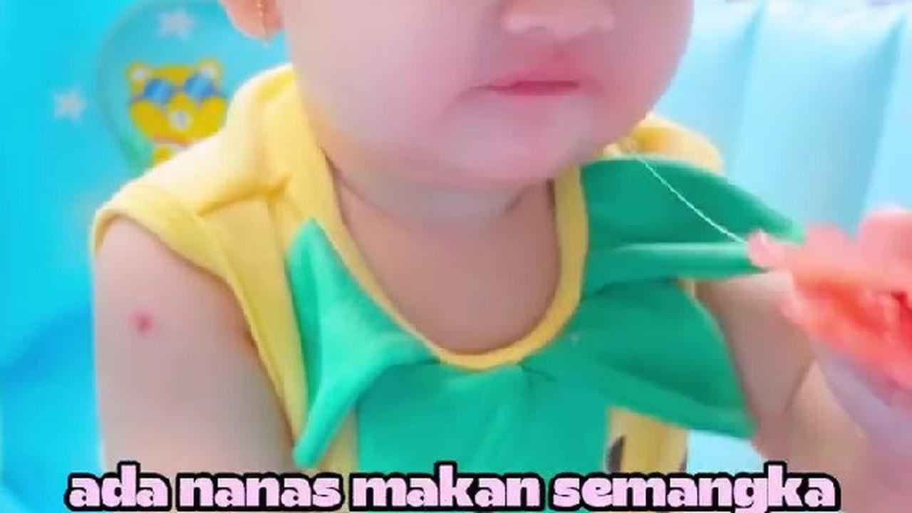 Potret Baby Biel Anak Denny Sumargo dan Olivia Allan Makan Semangka, Gemas Pakai Baju Nanas