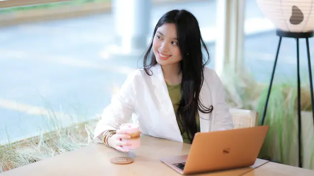 wanita januari elegan nan tangguh