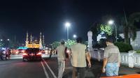 Petugas gabungan kota Tegal menutup sejumlah ruas jalan menuju titik keramaian dan menutup titik keramaian itu untuk mencegah kerumunan dan menekan peredaran corona covid-19. (foto: Liputan6.com/felek wahyu).