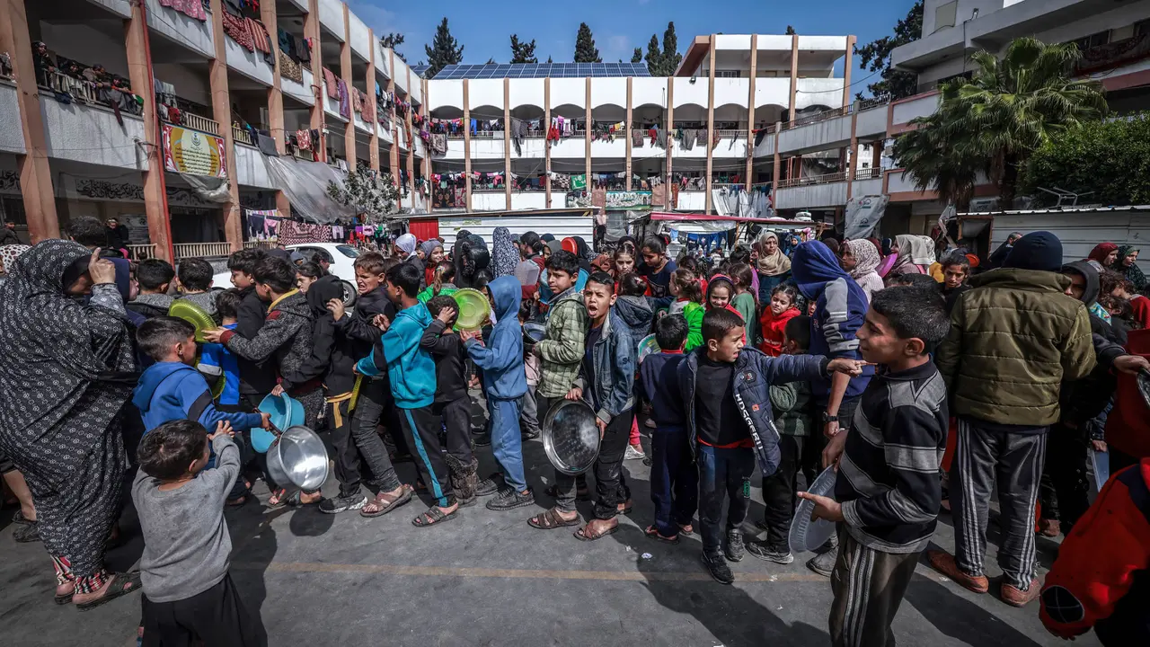 Potret Antrean Warga Palestina saat Pembagian Makanan di Lokasi Pengungsian