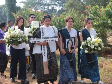 Marsha Aruan bersama sang adik, Michelle Aruan, mengantarkan jenazah ibunda mereka, Lisa Diana Tambunan, ke tempat peristirahatan terakhir di TPU Tanah Kusir, Kebayoran Lama, Jakarta Selatan, Rabu (21/10/2026). (KLY/Budy Santoso)