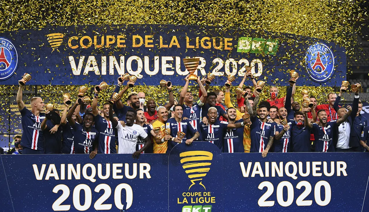 Pemain PSG merayakan trofi juara Piala Liga Prancis usai mengalahkan Olympique Lyon di Stade de France, Sabtu (1/8/2020) dini hari WIB. PSG menang 6-5 atas Lyon lewat adu penalti. (AFP/Franck Fife)