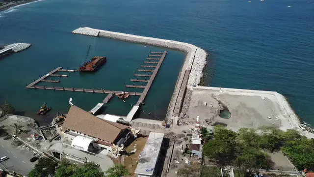 Uji coba sandar kapal di dermaga apung pelabuhan laut Sanur.