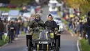 Peserta London to Brighton Veteran Car Run melewati desa Staplefield, London tenggara, Minggu (7/11/2021). London to Brighton Veteran Car Run adalah acara otomotif terlama di dunia, yang diadakan di jalur antara London dan Brighton, Inggris. (Kirsty O'Connor/PA via AP)