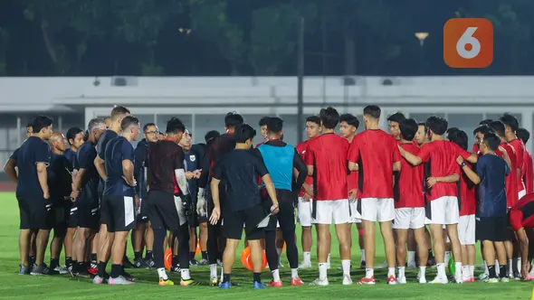Pelatih Timnas Indonesia U-23, Gerald Vanenburg, memberikan arahan kepada anak asuhnya saat sesi latihan di Stadion Madya, Jakarta, Kamis (17/7/2025). (Bola.com/M Iqbal Ichsan)