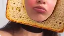Ini saat Bella Hadid memutuskan untuk menyamar menjadi sepotong roti! (Snapchat/BellaHadid)