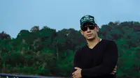 Yudi ramdhan kini tenar di sosial media. Banyak perempuan ngefans dengan karyawan PT KAI yang ganteng ini