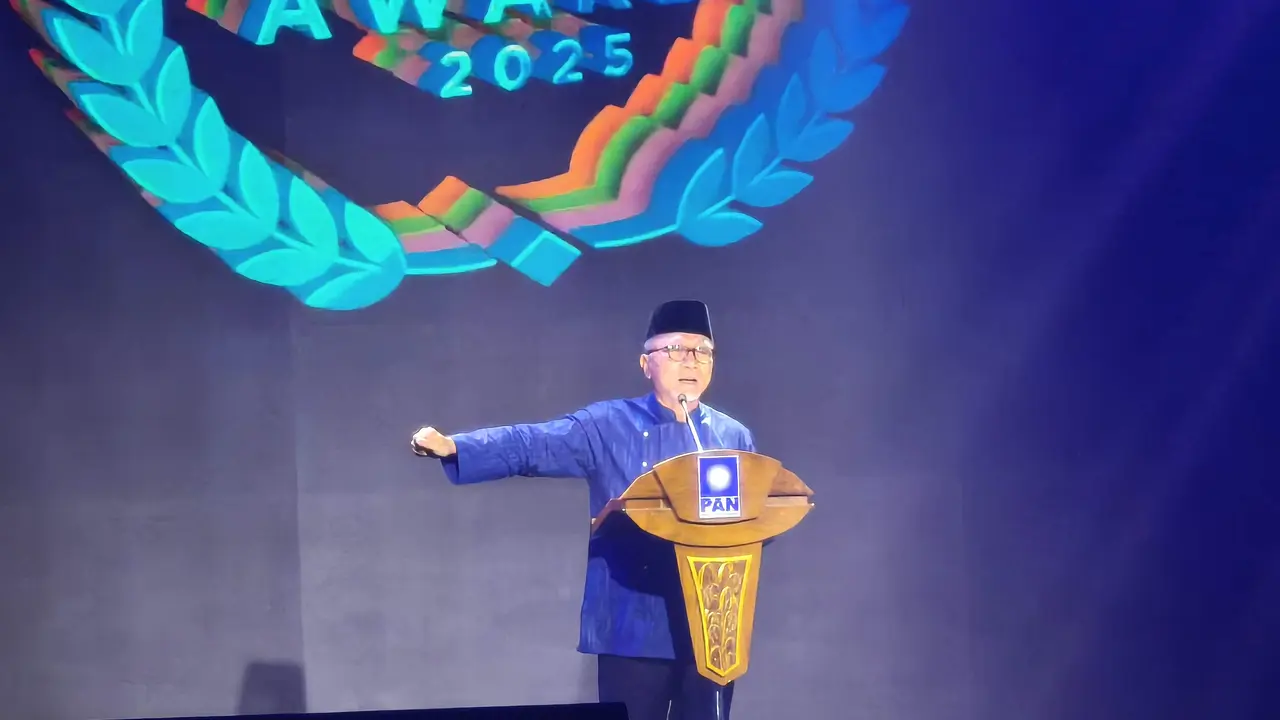 Ketua Umum Partai Amanat Nasional (PAN) Zulkifli Hasan (Zulhas) saat memberikan sambutan dalam peringatan HUT ke-27 PAN, di Jakarta, Minggu (24/8/2025) malam.