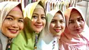 Evelyn begitu cantik dan anggun memakai hijab berwarna putihnya tersebut. Tak sendirian, Evelyn tampak bersama tiga perempuan berhijab lainnya.  (Instagram/evelinnadaanjani)