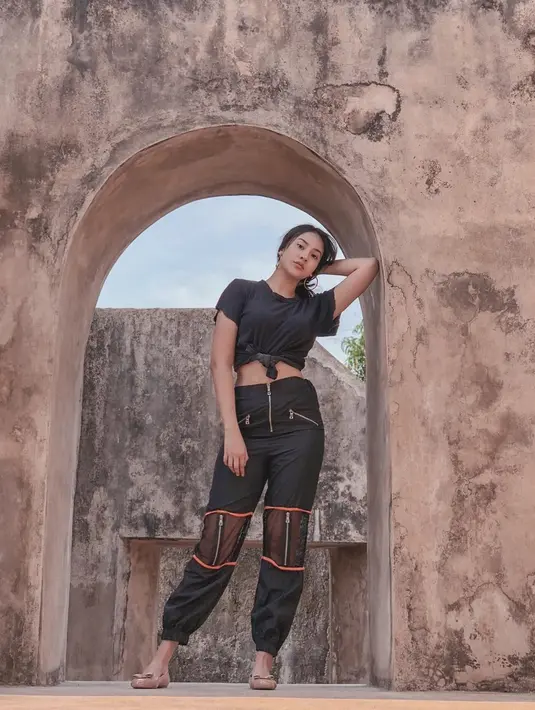 Beginilah gaya simpel Anya Geraldine ketika liburan ke Jogjakarta kunjungi beberapa wisata di Jogja dengan pakaian casual. Kenakan kaos berwarna hitam dan celana panjang hitam sudah terlihat maksimal untuk nikmati suasana Jogja (Liputan6.com/IG/anyageraldine)