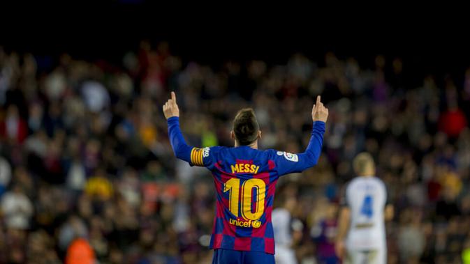 Striker Barcelona, Lionel Messi, melakukan selebrasi usai membobol gawang Deportivo Alaves pada laga La Liga 2019 di Stadion Camp Nou, Sabtu (21/12). Barcelona menang 4-1 atas Deportivo Alaves. (AP/Joan Monfort)