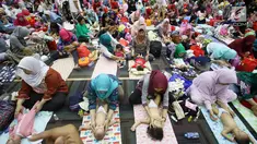 Para peserta mengikuti acara pijat massal bayi di Gedung Kementerian Kesehatan, Jakarta, Selasa (7/11). Acara dalam rangka menyambut Hari Kesehatan Nasional ini diikuti 300 bayi dan anak bawah dua tahun. (Liputan6.com/Immanuel Antonius)