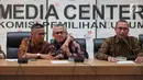 Ketua KPU RI Arief Budiman (tengah) bersama dengan enam Komisioner KPU usai memberi keterangan pers di KPU, Jakarta, Senin (02/10). Sedangkan hari keempat belas dari pukul 08.00 hingga pukul 24:00 wib. (Liputan6.com/Faizal Fanani)