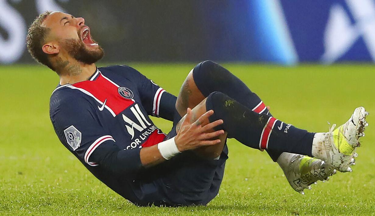 Striker Paris Saint-Germain (PSG), Neymar, kembali mengalami cedera parah saat timnya ditaklukkan Lyon 0-1 pada laga lanjutan Ligue 1. (AP Photo/Thibault Camus)