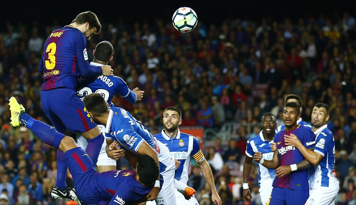 Proses terjadinya gol sundulan bek Barcelona, Gerard Pique, ke gawang Espanyol pada laga La Liga Spanyol di Stadion Camp Nou, Katalonia, Sabtu (9/9/2017). Barcelona menang 5-0 atas Espanyol. (AP/Manu Fernandez)