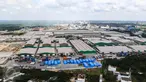 Tampak dari udara suasana pabrik PT. Indah Kiat Pulp and Paper (IKPP) Perawang, Kabupaten Siak, Riau, Senin (18/7). Sejak 2013, IKPP Perawang telah menggunakan 100 persen bahan baku dari hutan tanaman industri (HTI). (Liputan6.com/Fery Pradolo)