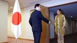 Pikotaro disambut oleh Menteri Luar Negeri Fumio Khisida (kanan) di Kementrian, Tokyo, Rabu (12/7). Pikotaro akan tampil di PBB dengan versi baru PPAP dalam mengkampanyekan pembangunan berkelanjutan atau SDG. (AP/Eugene Hoshiko)