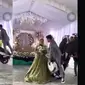Seorang pengantin pria malah lakukan aksi freestyle motor saat acara nikahanya. (srouce: Instagram @jakarta.keras)