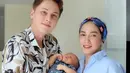 Ussy Sulistiwaty dan Andhika Pratama semakin berbahagia atas kehadiran anak laki-lakinya, Sakalingga Ibra Pratama. Setelah melahirkan pada 1 September 2020 lalu, kini  Ussy pun menjalani tugasnya sebagai ibu menyusui. (Instagram/ussypratama)