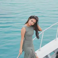 Detail lengan pendek dan high slit memperlihatkan lekuk tubuh Fuji dengan amat baik. [Foto: Instagram/fuji_an]