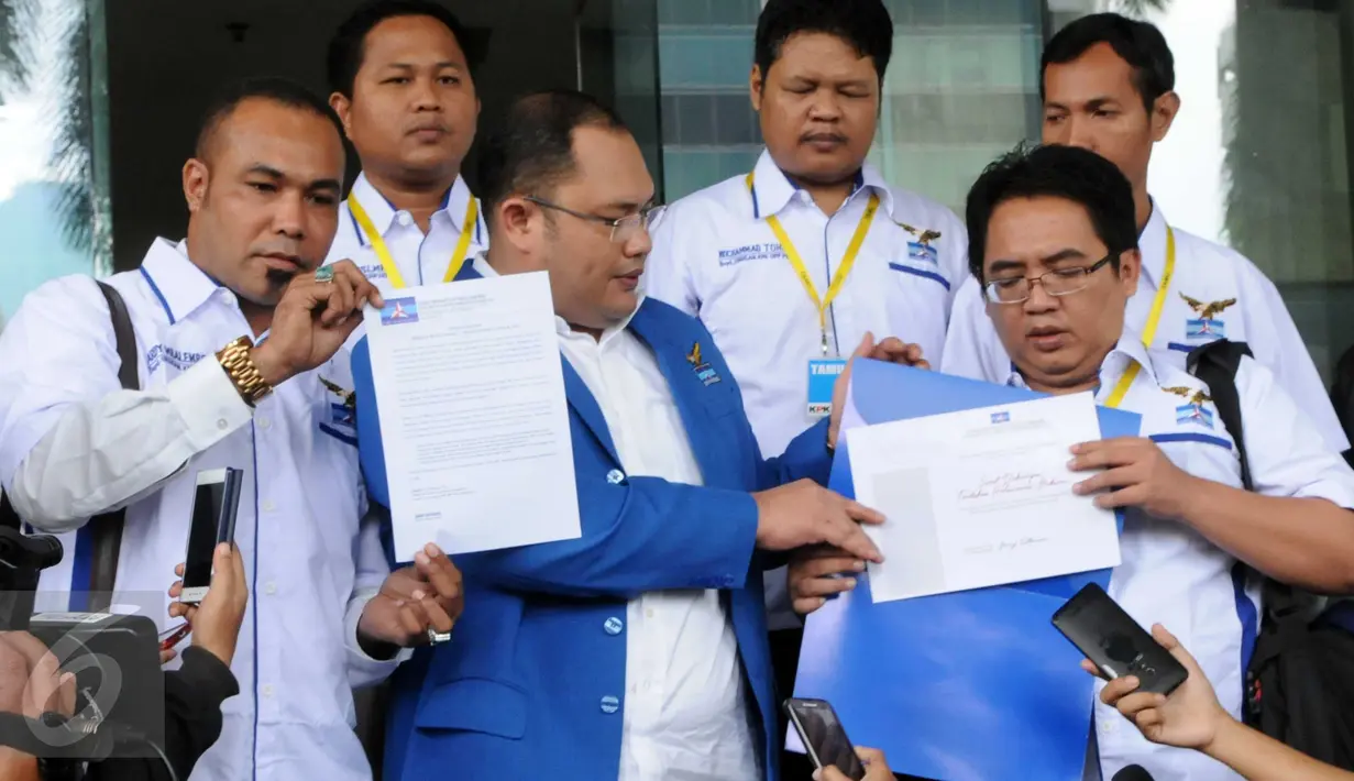 Sejumlah kader Partai Demokrat menunjukkan berkas-berkas pernyataan sikap menolak RUU KPK di Gedung KPK, Jakarta, Rabu (17/2). Kedatangan mereka ke kantor lembaga yang dipimpin Agus Rahardjo tersebut untuk memperkuat sikapnya. (Liptan6.com/Helmi Afandi)