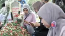 Warga berdoa saat berziarah ke makam Presiden ke-3 RI BJ Habibie di TMP Kalibata, Jakarta, Minggu (15/9/2019). Makam Habibie masih selalu ramai dikunjungi warga yang ingin berziarah. (merdeka.com/Iqbal Nugroho)