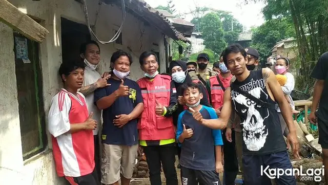 Ajak Istri Baru, Ini 7 Potret Kiwil Beri Bantuan ke Korban Banjir Malang dan Batu