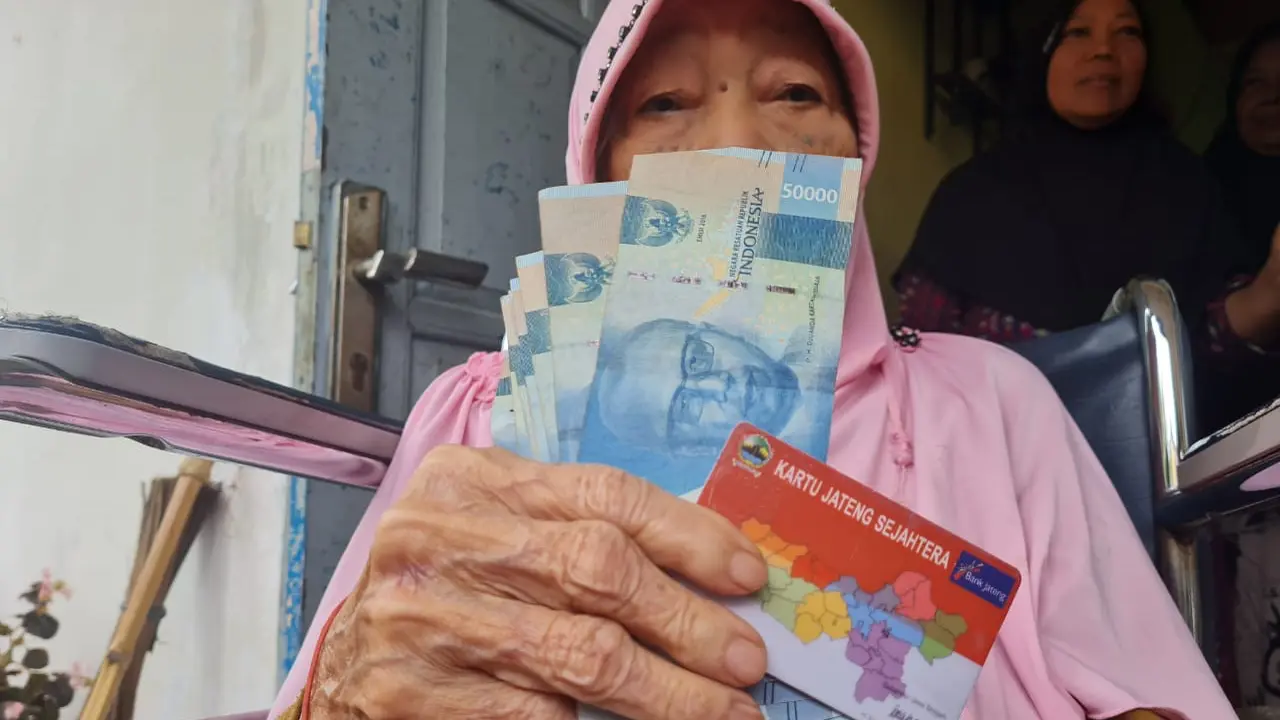 Mbah Dasmi Tak Kuasa Menahan Haru Ceritakan Bantuan KJS Gagasan Gubernur Ganjar
