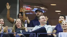 Ekspresi Justin Timberlake saat menyaksikan pertandingan Roger Federer dari Swiss melawan petenis Jerman Philipp Kohlschreiber pada Turnamen AS Terbuka 2017 di USTA Billie Jean King National Tennis Center di New York (4/9). (Abbie Parr/Getty Images/AFP)