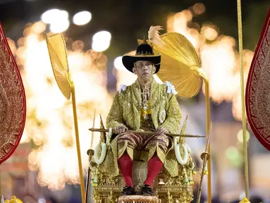 Raja Thailand Maha Vajiralongkorn diarak menggunakan tandu keliling Kota Bangkok, Thailand, Minggu (5/5/2019). Maha Vajiralongkorn resmi menjabat Raja Thailand menggantikan Raja Bhumibol Adulyadej yang meninggal dunia. (AP Photo/Wason Wanichorn)