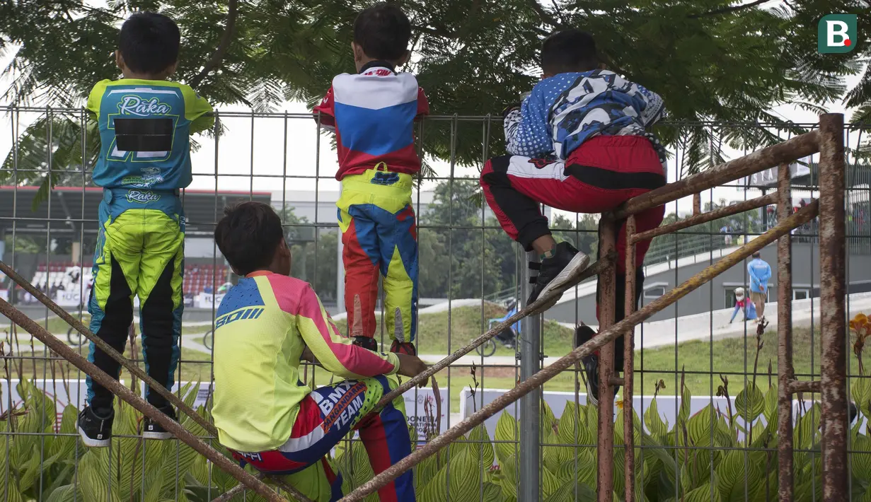 Para pebalap muda BMX menyaksikan para seniornya yang sedang berlatih di lintasan Jakarta International BMX Track, Pulomas Jakarta pada Minggu (16/2/2020). (Bola.com/Peksi Cahyo)
