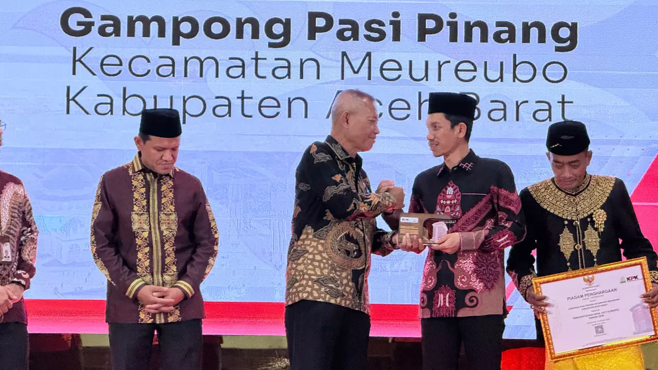 Bupati Aceh Barat Tarmizi bersama Keuchik Pasi Pinang dalam acara penganugerahan perluasan percontohan desa antikorupsi tingkat Provinsi Aceh di Anjong Mon Mata, Banda Aceh. (Istimewa)