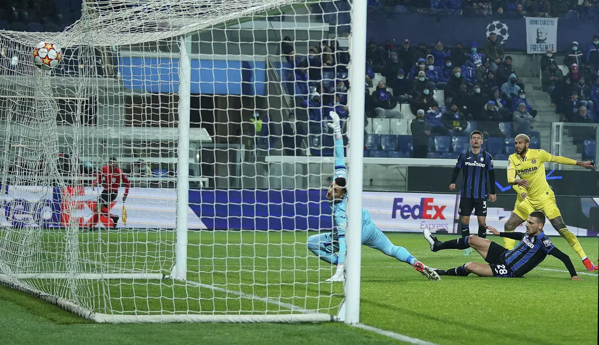 Pemain Villarreal, Etienne Capoue (kanan) mencetak gol ke gawang Atalanta pada pertandingan Grup F Liga Champions di Bergamo, Italia, Jumat (1/12/2021). Hasil ini membuat Villarreal berhasil menempat peringkat kedua klasemen Grup F. (Spada/LaPresse via AP)