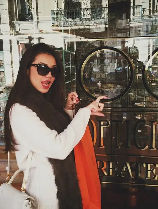 Selain tampil glamor, Velove Vexia dalam kesehariannya justru lebih sering mengenakan busana yang kasual. Sadar akan profesinya sebagai figur publik, Velove tak pernah mengecewakan soal penampilan. (Instagram/vaelovexia)