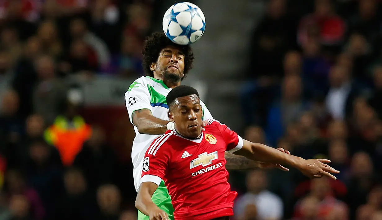 Bek Wolfsburg, Dante (kiri) berebut bola udara dengan penyerang Manchester United, Anthony Martial pada laga Liga Champions di Stadion Old Trafford, Inggris, Kamis (1/10/2015). MU menang atas Wolfsburg dengan skor 2-1. (Reuters/Andrew Yates)