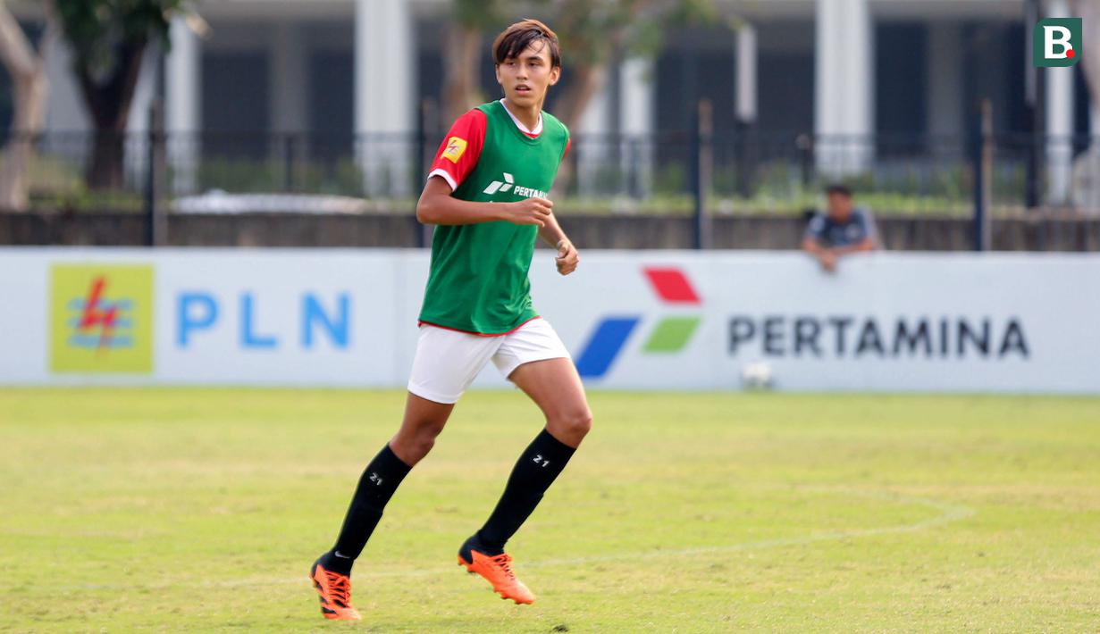 Peserta seleksi Timnas Indonesia U-17 sekaligus putra selebritas Darius Sinathrya, Lionel Nathan Sinathrya saat mengikuti seleksi Timnas Indonesia U-17 untuk Piala Dunia U-17 di Lapangan A, Senayan, Jakarta, Rabu (16/08/2023). (Bola.com/Abdul Aziz)