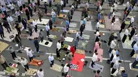 Jemaah Muslim menjaga jarak satu sama lain sebagai langkah mencegah pandemi Covid-19 saat berkumpul untuk menghadiri salat Idul Fitri di ibu kota Iran, Teheran, pada 24 Mei 2020. (Photo by - / AFP)