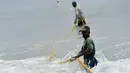 Para nelayan Sri Lanka menarik jaring ikan di pantai di Trincomalee (5/5). Kota ini tersohor akan pelabuhan alaminya, yang menjadi salah satu basis penting armada Sekutu semasa Perang Dunia II. (AFP Photo/Ishara S Kodikara)