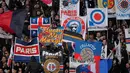 Suporter PSG mengibarkan berndera dan banner saat timnya melawan Rennes pada laga Ligue 1 Prancis di Roazhon Park, Rennes, (16/12/2017). PSG menang 4-1. (AFP/Loic Venance)